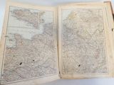 un livre ouvert sur lequel figure une carte de l'Europe