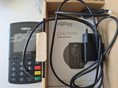 une boîte contenant un téléphone portable et un chargeur