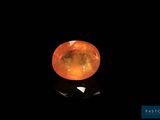 un saphir orange sur un fond noir
