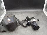 un appareil photo et un sac pour appareil photo posés par terre