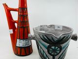 deux vases posés l'un à côté de l'autre sur une table
