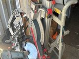 une machine posée sur le sol dans le garage