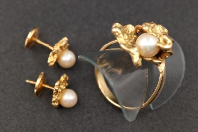 une bague en or sertie d'une perle et une paire de boucles d'oreilles