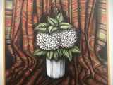 peinture représentant un vase de fleurs sur un rideau rouge