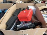 une boîte en carton remplie d'objets divers empilés les uns sur les autres