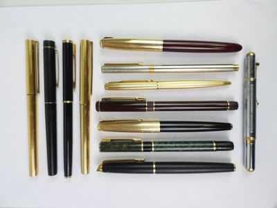 a lot of pens that are lined up on a table