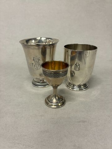 Deux timbales piedouches chiffrées en argent Minerve et un coquet