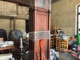 une pièce où se trouvent une horloge de parquet et de nombreux autres objets