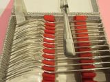 un plateau en argent contenant des fourchettes et des cuillères
