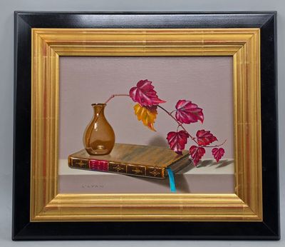 un tableau représentant un vase et un livre posés sur une table