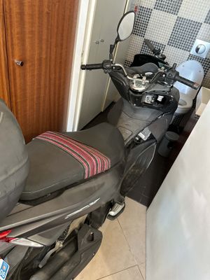 une moto garée à côté d'une porte