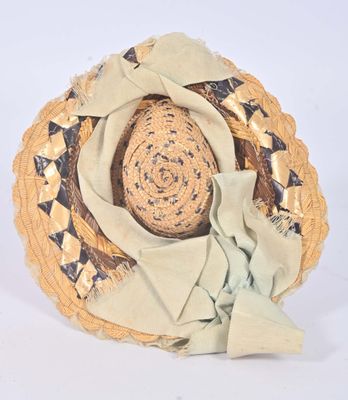 un chapeau de paille orné d'un ruban