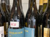 plusieurs bouteilles de vin sont alignées sur un comptoir