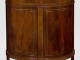 une armoire en bois avec un plateau en marbre et deux portes