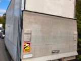 un camion blanc qui roule dans la rue