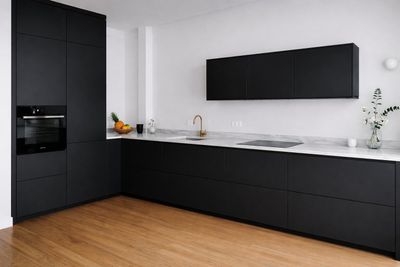 Cuisine "PLUM LIVING IPO NOIR "moderne en angle d’environ 6,…