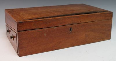 Ecritoire en bois de placage à intérieur gainé de cuir.