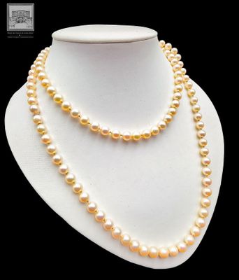 gros plan d'un collier de perles sur un mannequin