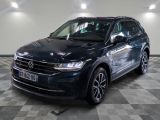 La Volkswagen Touareg est garée dans une grande pièce au sol carrelé en damier.