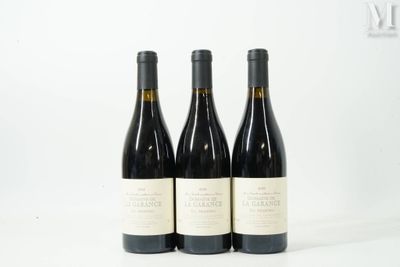 trois bouteilles de vin posées sur une table blanche