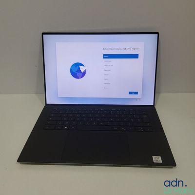 un ordinateur portable posé sur une table