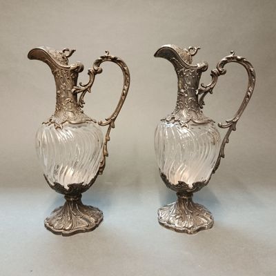 paire de vases anciens en verre argenté, munis d'anses