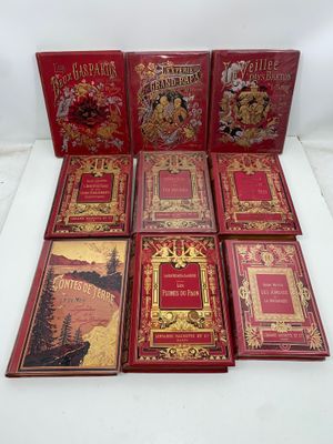 un groupe de livres superposés sur une table