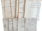 plusieurs vieux papiers sont empilés sur une surface blanche