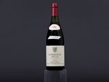 une bouteille de vin posée sur une table noire