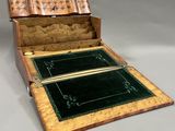 une petite boîte contenant un stylo, posée sur une table