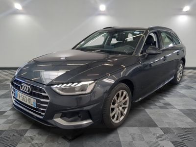 L'Audi break grise est garée sur un sol en carrelage à damier.