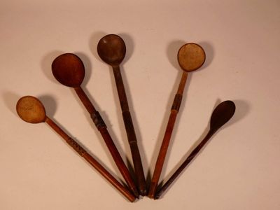 Lot de cinq anciennes cuillères en bois à patine d’usage don…