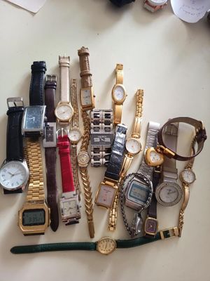 tout un tas de montres sur la table