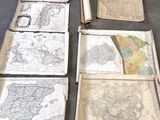 de nombreuses cartes du monde posées sur la table