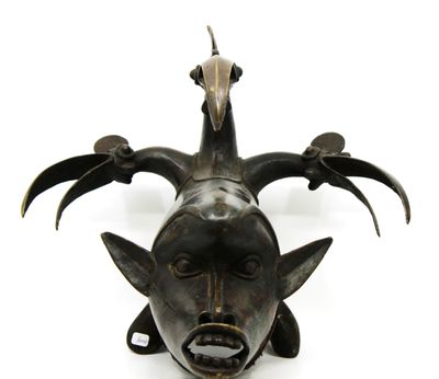 une sculpture représentant un poisson avec des cornes sur la tête