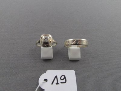 deux bagues en argent et une bague sertie d'un diamant