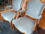 trois chaises posées sur un tapis dans un salon
