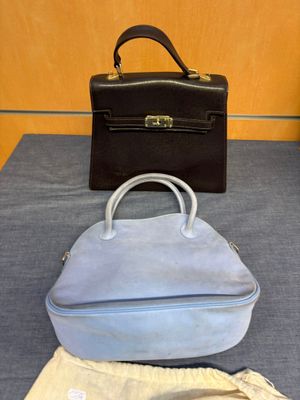 deux sacs posés l'un à côté de l'autre sur une table