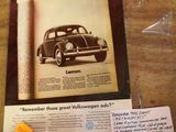 une photo d'une voiture exposée sur une table