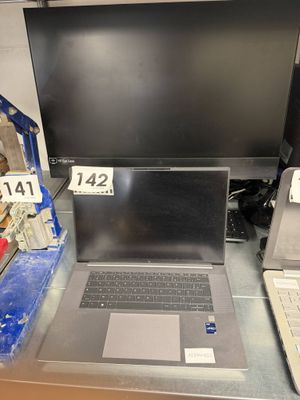 deux ordinateurs portables exposés dans un magasin