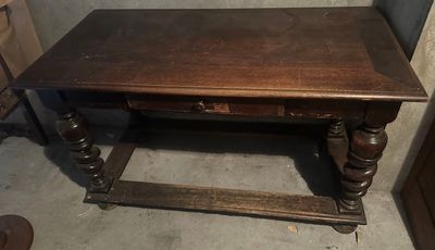 une vieille table en bois surmontée d'un tiroir