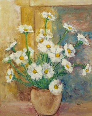 un tableau représentant un vase de marguerites devant une fenêtre