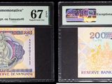 Trois types de monnaies différents sont exposés dans une vitrine