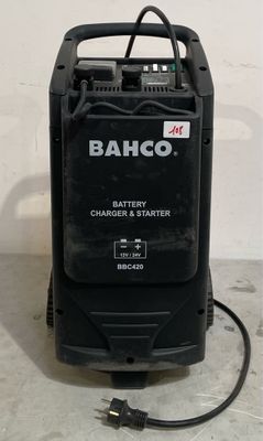 un chargeur électrique est posé par terre près d'un mur