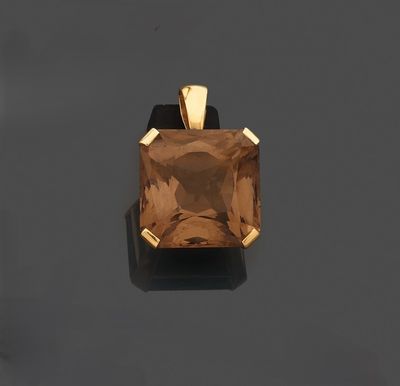 un pendentif en or 18 carats et quartz fumé