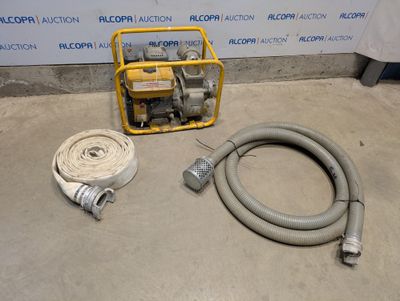 un gros plan d'un tuyau et d'une borne d'incendie posés sur un sol en béton