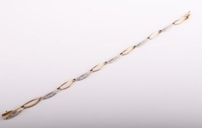 gros plan d'un bracelet en or et diamants sur fond blanc