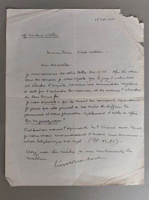 une vieille lettre écrite par un homme sur un bout de papier