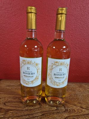 deux bouteilles de vin posées sur une table en bois