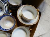 de nombreuses tasses et soucoupes posées sur un plateau